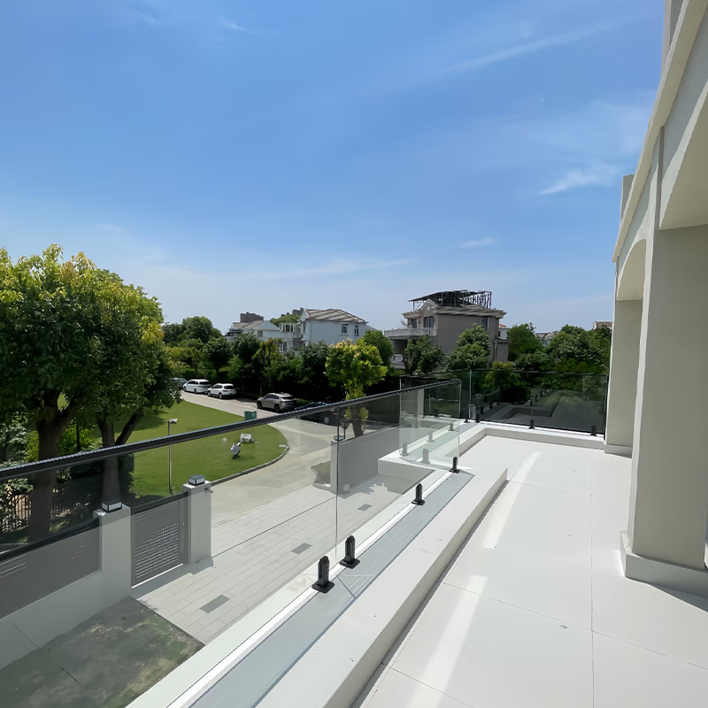 درابزين شرفة من سبائك الألومنيوم والزجاج