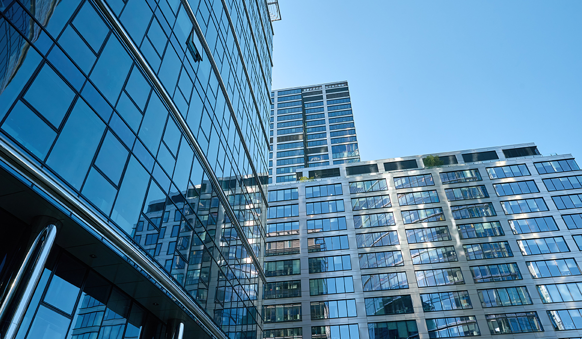 المباني التجارية (مراكز التسوق، مباني المكاتب، الفنادق، إلخ).